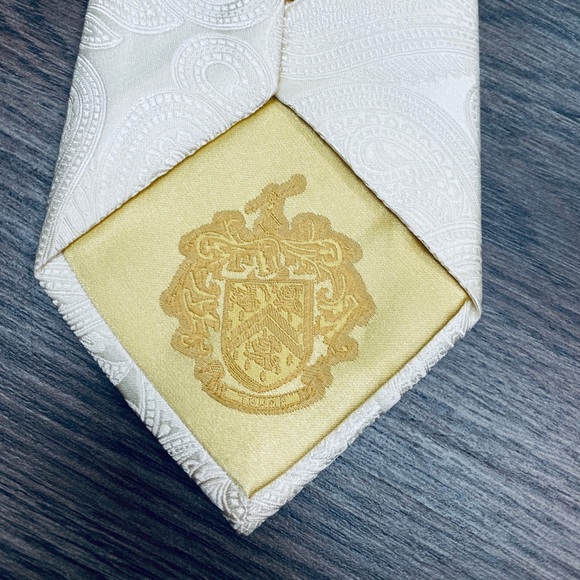 Donald Trump Solid White Paisley Silk Tie - Picture 5 of 6